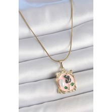 Dekofon 316L Çelik Gold Renk Zincir Pembe Mineli Çiçek Işlemli Inci Detay Portre Model Kadın Kolye