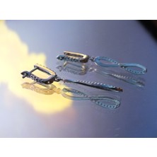 Marmaris Jewellery 925 Ayar Kadın Gümüş Küpe Sonsuzluk Figürlü Ince Tasarım Modern ve Zarif Kadın Model