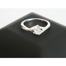 Marmaris Jewellery 925 Ayar Kadın Gümüş Yüzük Tek Taş Kalp Formlu Klasik ve Zarif Gümüş Model