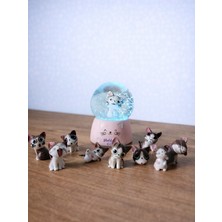 Orta Boy Işıklı Kedili Kar Küresi ve 9'lu Mini Kedi Figür – Sevgiliye Arkadaşa Sevimli Hediye Seti