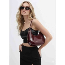 Mira Bordo Rugan Kadın Omuz Çantası A++ Kalite– Parlak Suni Deri, Şık ve Modern Tasarım