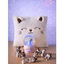 Teddy Peluş Kedi Yastık, Orta Boy Işıklı Kedili Kar Küresi & 9’lu Mini Kedi Figür – Sevgiliye Arkadaşa Hediye