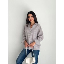 Sidelya Concept Arkası Asimetrik Yırtmaç Kesim Detaylı Cizgili Bluz Gömlek - Gri