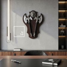 İki Yedi Konsept Tricasse 773 Aslan Figürlü Çift Balta Duvar Panosu Dekoru Güç Temalı Dekoratif Duvar Aksesuarı Ofis