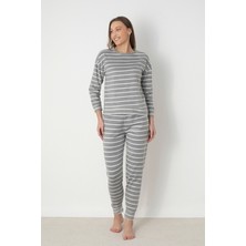 Dofi Kadın Gri Çizgili Flanel Polar Pijama Takımı – Sıcak ve Rahat