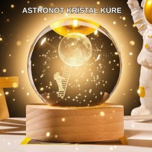Uygun Sepetim 5 cm 3D Kristal Astronot Küre Lamba – Dekoratif LED Işıklı Ahşap Stand - UY002F-6CDPG3
