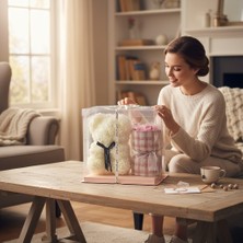 Keyfim Shop Şeffaf Kutuda Gül Ayıcık & Pembe Hediye Seti – Özel Günler Için Şık Tasarım