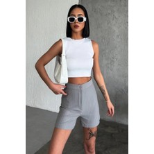 Karahanbey Zarif ve Şıklığı Bir Arada Sunan Yüksek Bel Krep Esnek Çimalı Çizgili Şort Gri