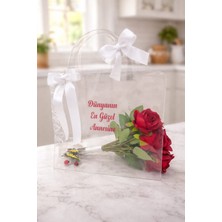 Dünyanın En Güzel Annesine Hediyelik Şeffaf Çantada Yapay Çiçek Demeti