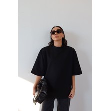 Özge Özgenç Omuzu Vatkalı Oversize Tişört