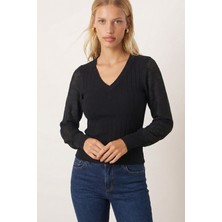 Armonika Kadın Siyah V Yaka Kolları Dantelli Bluz ARM-26K001081