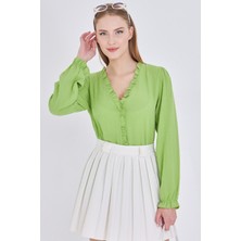 Armonika Kadın Fıstık Yeşili Yakası ve Önü Fırfır Detaylı Kolları Lastikli Uzun Kollu Bluz ARM-25K001030