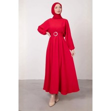 Tesettür Diyarı Kristal Işlemeli Kemerli Aerobin Kumaş Tesettür Elbise- Kırmızı Standart (36-42 Uyumlu)