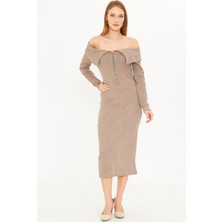 Armonika Kadın Vizon Düşük Omuz Önden Fermuarlı Yırtmaçlı Midi Boy Triko Elbise ARM-25K001089