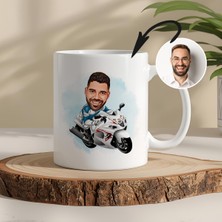 Motorcuya Özel Karikatür Kupa – Fotoğraftan Çizimle Hazırlanan Eğlenceli Kişiye Özel Hediye