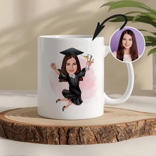 Mezuniyetine Özel Karikatür Kupa – Fotoğraftan Çizimle Hazırlanan Eşsiz Mezuniyet Hediyesi