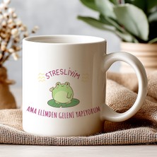 Stresliyim Ama Elimden Geleni Yapıyorum Kupa – Komik Kurbağa Tasarımlı Motivasyon Bardak