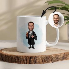 Avukat Temalı Kişiye Özel Karikatürlü Kupa – Fotoğraftan Çizim, Özel Tasarım Hediye