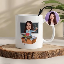 Öğretmenler Gününe Özel Kişisel Karikatür Kupa – Fotoğraftan Çizimle Hazırlanan Eşsiz Hediye