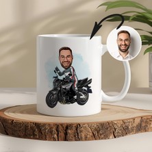 Motorcu Temalı Kişiye Özel Karikatürlü Kupa – Fotoğraftan Çizim, Özel Tasarım Hediye