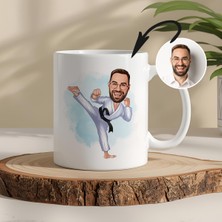Karate Temalı Kişiye Özel Karikatürlü Kupa – Fotoğraftan Çizim, Özel Tasarım Hediye