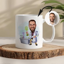 Kimya Temalı Kişiye Özel Karikatürlü Kupa – Fotoğraftan Çizim, Özel Tasarım Hediye