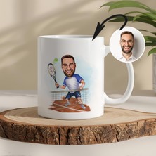 Tenis Temalı Kişiye Özel Karikatürlü Kupa – Fotoğraftan Çizim, Özel Tasarım Hediye