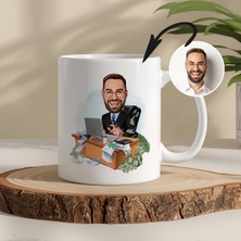 Muhasebe Temalı Kişiye Özel Karikatürlü Kupa – Fotoğraftan Çizim, Özel Tasarım Hediye