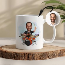 Baterist Temalı Kişiye Özel Karikatürlü Kupa – Fotoğraftan Çizim, Özel Tasarım Hediye