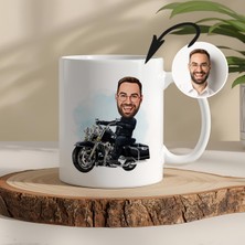 Motorcu Temalı Kişiye Özel Karikatürlü Kupa – Fotoğraftan Çizim, Özel Tasarım Hediye