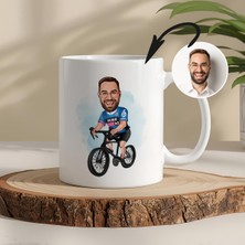 Bisiklet Temalı Kişiye Özel Karikatürlü Kupa – Fotoğraftan Çizim, Özel Tasarım Hediye