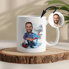 Tesisatçı Temalı Kişiye Özel Karikatürlü Kupa – Fotoğraftan Çizim, Özel Tasarım Hediye