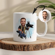 Fotoğrafçı Temalı Kişiye Özel Karikatürlü Kupa – Fotoğraftan Çizim, Özel Tasarım Hediye
