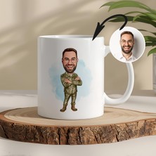 Asker Temalı Kişiye Özel Karikatürlü Kupa – Fotoğraftan Çizim, Özel Tasarım Hediye