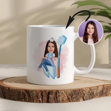 Dişçi Temalı Kişiye Özel Karikatürlü Kupa – Fotoğraftan Çizim, Özel Tasarım Hediye