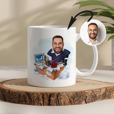 Patron Temalı Kişiye Özel Karikatürlü Kupa – Fotoğraftan Çizim, Özel Tasarım Hediye