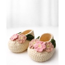 El Yapımı Örgü Bebek Patik – Çiçek Detaylı, Pamuk Iplik