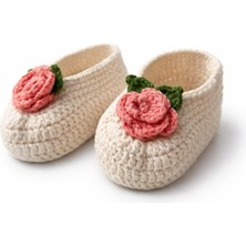 El Örgüsü Çiçek Detaylı Bebek Patik – Doğal Pamuk, Krem