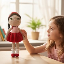 Ellayda Kırmızı Elbiseli El Yapımı Amigurumi Oyuncak Bebek