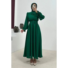 Tesettür Diyarı Kemer Detaylı Medine Ipeği Dokulu Tesettür Elbise- Zümrüt