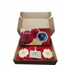 Eyloraa Kişiye Özel Notlu Istiridye Inci Kolye ve Papatya Figürlü Mum Seti