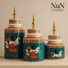 NuN Studio At Figürlü Lüks 3’lü Kapaklı Seramik Dekor Seti | Oriental Desenli Dekoratif Vazo Biblo