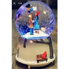 Belkıs Kırtasiye Aşıklar Kış Masalı Jumbo En Büyük Boy Kar Küresi Püskürtme Motorlu Müzikli Işıklı Yılbaşı Hediyesi