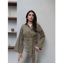 Esra Helvacı Çizgili Gömlek Haki Renkli Dokuma Kumaşla Günlük Stil İçin Yan Bağlamalı