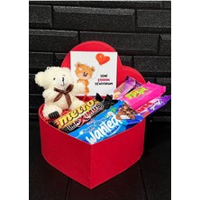 Mynil Kiz Arkadasa Hediye Kalp Kutuda Beyaz Mini Ayıcık ve Bol Atıştırmalık