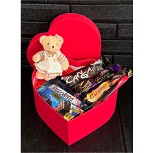 Mynil Eşe - Sevgiliye - Arkadaşa Hediye Kalp Kutuda Elbiseli Mini Ayıcık ve Bitter Çikolatalar