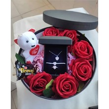 Mynil Kırmızı Gül Buketi Işıklı Kutuda Bileklik Kalpli Kolye Yılbaşı 14 Şubat Sevgililer Günü Hediye