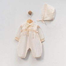 Lovemaxx 582131LV – Dantelli Şapkalı Kız Bebek Tulum | Bej | 3–6–9–12 Ay