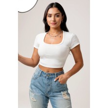 Kadın Beyaz Yarım Kol Düz Yaka Crop Top Bluz – Şık, Rahat ve Kolay Kombinlenebilir