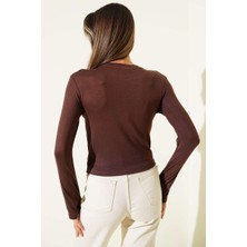 Triya Wear Studio- Kahverengi Bisiklet Yaka Kadın Bluz- Parmak Geçmeli